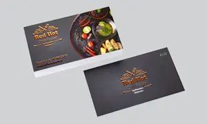 Wizytówki restauracji Red Hot Chilli Pepper z lśniącym, miedzianym logo i zdjęciem potrawy. To przykład, co to jest laminat – nadaje elegancji i trwałości.