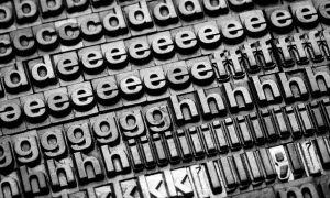 Metalowe czcionki do druku, rzędy liter 'd', 'e', 'f', 'g', 'h', 'i', 'k'. Idealne do wyboru, jaka czcionka do pism.