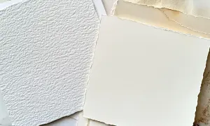 Stos różnych rodzajów papieru, w tym biały, fakturowany papier i kremowy papier o postrzępionych krawędziach. Idealny do sztuki i rękodzieła.