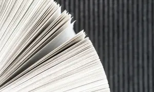 Strona po stronie, biały papier kredowy tworzy wachlarz.