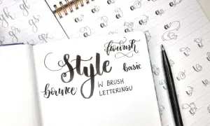 Ćwiczenia kaligraficzne: "Style", "bounce", "flourish", "basic" w eleganckiej czcionce. Obok przykłady liter "a" i "g".