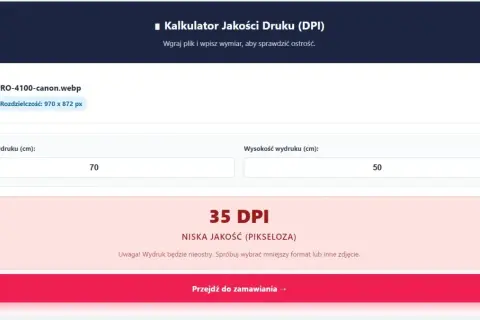 Kalkulator jakości druku pokazuje, że przy wymiarach 70x50 cm i rozdzielczości 970x872 px, jakość wydruku to 35 DPI (niska jakość).