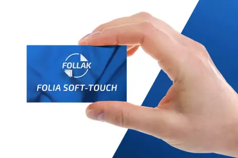 Dłoń trzyma kartę z logo FOLLAK i napisem FOLIA SOFT-TOUCH.
