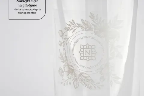 Eleganckie naklejki cięte na gilotynie, wykonane z folii samoprzylepnej transparentnej, ozdobione delikatnym motywem kwiatowym i monogramem.
