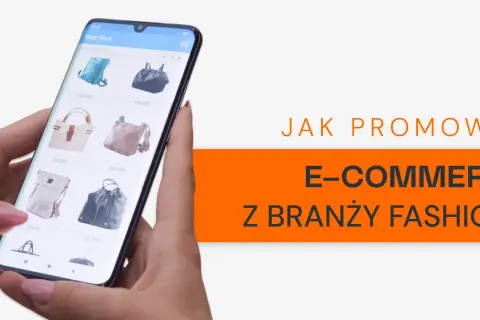 Ręka trzyma smartfon z aplikacją sklepu odzieżowego, prezentującą torebki. Tekst "JAK PROMOWAĆ E-COMMERCE Z BRANŻY FASHION?" sugeruje strategię marketingową.