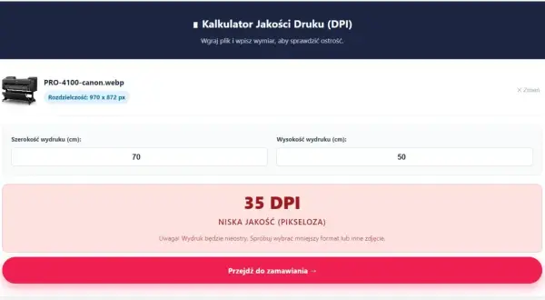 Kalkulator jakości druku pokazuje, że przy wymiarach 70x50 cm i rozdzielczości 970x872 px, jakość wydruku to 35 DPI (niska jakość).
