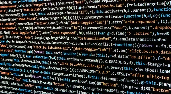 Kod źródłowy z widocznym **pogrubieniem czcionki HTML**.