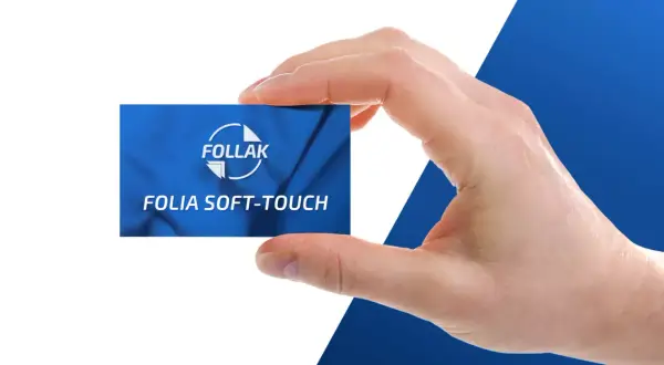 Dłoń trzyma kartę z logo FOLLAK i napisem FOLIA SOFT-TOUCH.