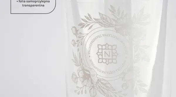 Eleganckie naklejki cięte na gilotynie, wykonane z folii samoprzylepnej transparentnej, ozdobione delikatnym motywem kwiatowym i monogramem.