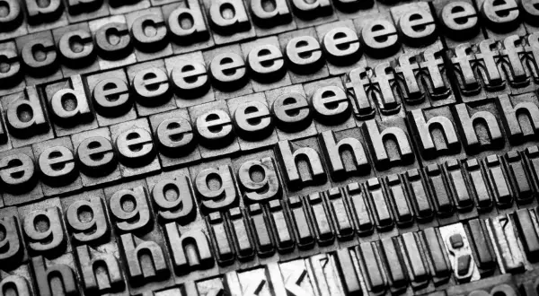 Metalowe czcionki do druku, rzędy liter 'd', 'e', 'f', 'g', 'h', 'i', 'k'. Idealne do wyboru, jaka czcionka do pism.