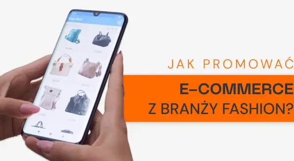 Ręka trzyma smartfon z aplikacją sklepu odzieżowego, prezentującą torebki. Tekst "JAK PROMOWAĆ E-COMMERCE Z BRANŻY FASHION?" sugeruje strategię marketingową.