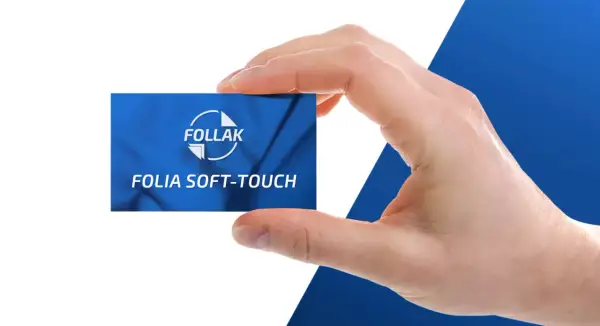 Dłoń trzyma kartę z logo FOLLAK i napisem FOLIA SOFT-TOUCH.