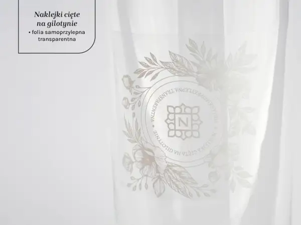 Eleganckie naklejki cięte na gilotynie, wykonane z folii samoprzylepnej transparentnej, ozdobione delikatnym motywem kwiatowym i monogramem.