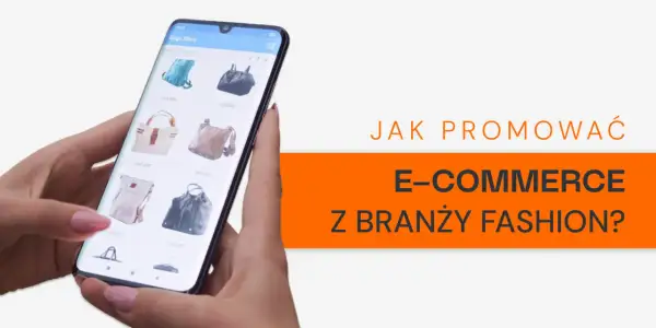 Ręka trzyma smartfon z aplikacją sklepu odzieżowego, prezentującą torebki. Tekst "JAK PROMOWAĆ E-COMMERCE Z BRANŻY FASHION?" sugeruje strategię marketingową.